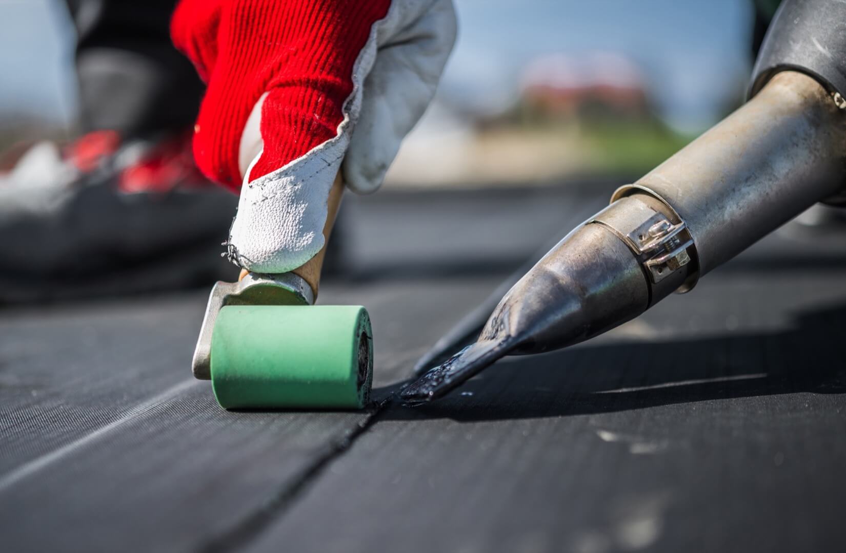 Hos Takläggning Värmdö installerar våra hantverkare takmembran med högsta noggrannhet